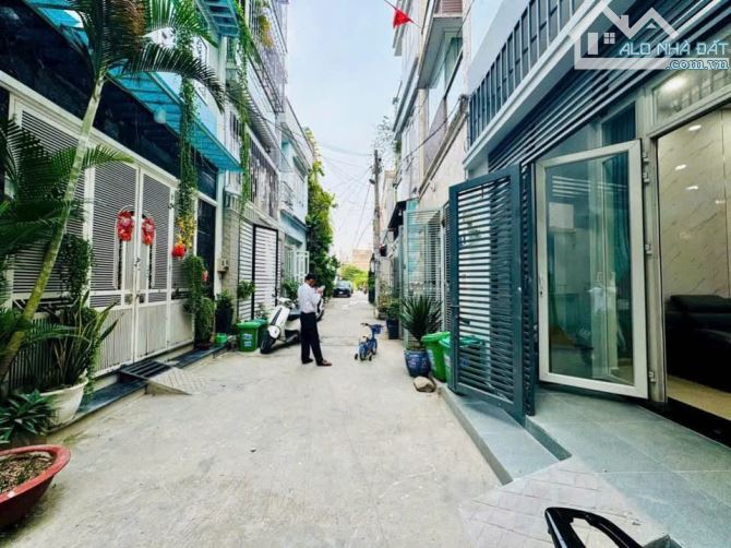 XE HƠI ĐỔ CỬA - 100m tới LOTTE - KHU VIP Q7 - 4 x 11m - 4 TỶ 5 - BTCT