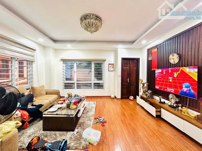 Cực Hiếm! Bán Nhà Ngõ 358 Bùi Xương Trạch, Lô Góc, Ô Tô Tải Tránh, Kinh Doanh, 34m2.