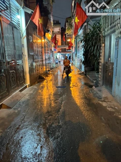 NHÀ ĐỊNH CÔNG ,DÂN XÂY,NGÕ NÔNG  THÔNG TỨ TUNG - ÔTÔ ĐO  CỬA THOÁNG TRƯỚC SAU -  OTO QUA N