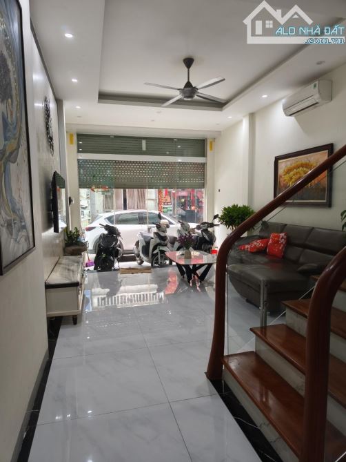 Bán nhà 2 mặt ngõ kinh doanh ô tô tránh vào nhà 42m2 Phố Ngọc Hồi