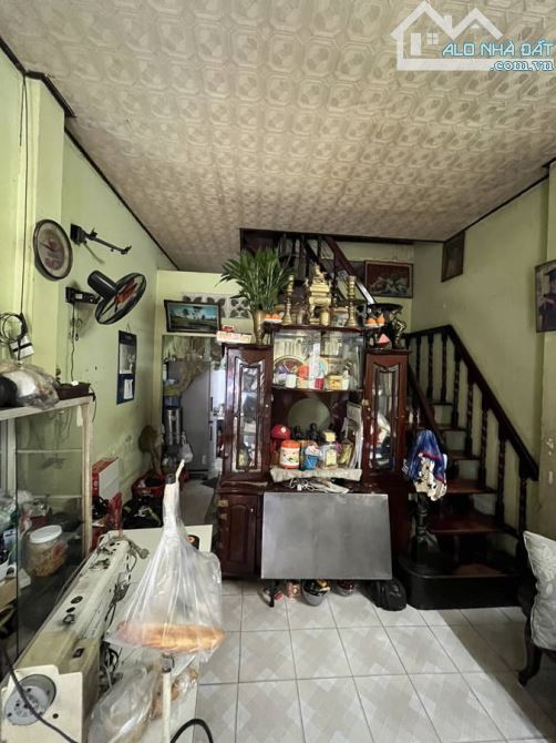 Căn nhà hẻm 15 Nguyễn Ngọc Lộc . Diện tích : 30m2 . Chiều Ngang : 3,5 m . Chiều Dài : 9m i