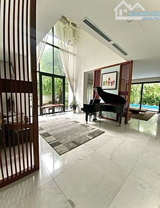 Bán biệt thự lô góc Hoa Sữa Vinhome Riverside Long Biên rộng 600m view sông có bể bơi