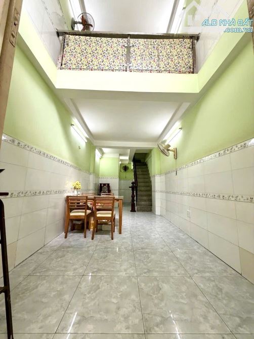 (462) NHÀ MỚI VÀO Ở NGAY. Kết cấu 4 tầng BTCT. - Giá nhỉnh 4ty. - 3 phòng ngủ. 3wc. - Sổ