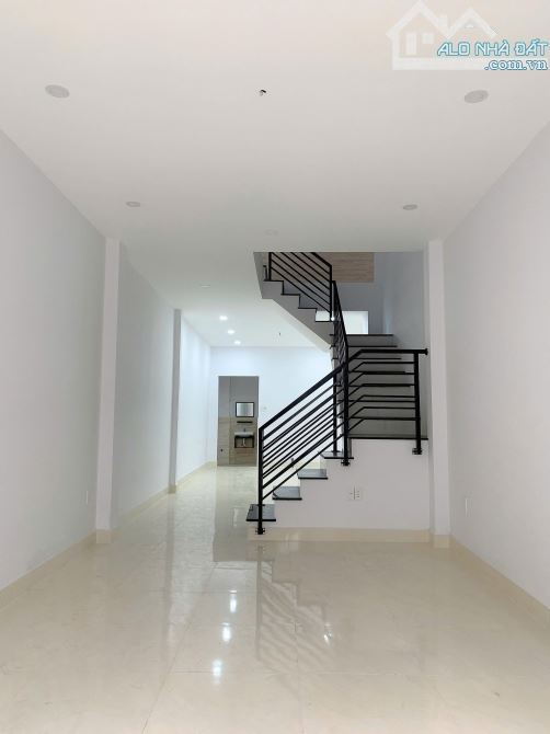 Bán nhà gần nhà ga T3, phường 13, tân bình. Kinh doanh hay ở đều được. Hai mặt tiền thoáng