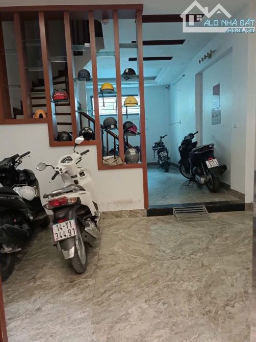 CẦU GIẤY  - GẦN Ô TÔ ĐỖ - 7 PHÒNG Ở VÀ CHO THUÊ - 8.9 TỶ