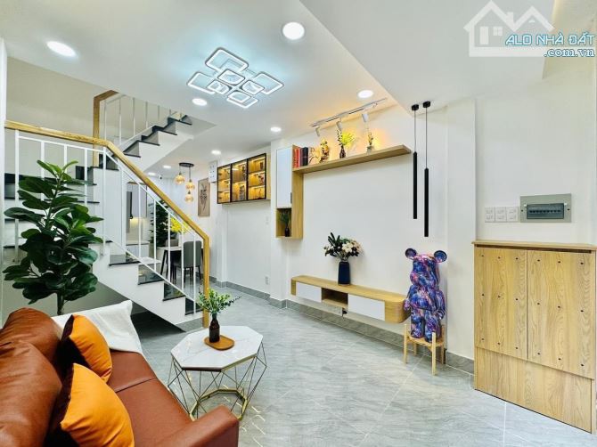 Cần bán nhà đường Hồ Bá Kiện, phường 15, quận 10 giá 3 tỷ 250/ 40m2, sổ sẵn hẻm thông