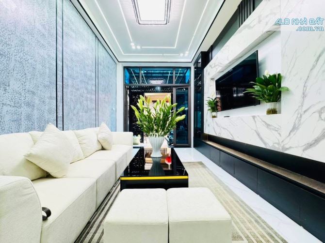 Bán nhà Việt Hưng - 40m2 - 4.68 tỷ- dân xây tâm huyết- nội thất mới- ở ngay