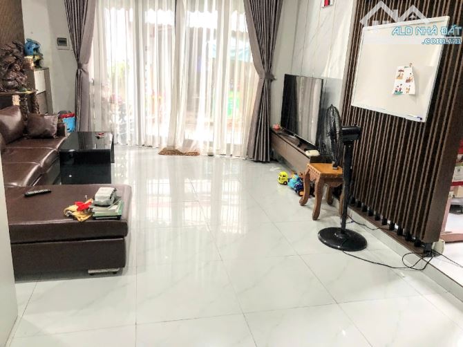 Bán nhà 3 tầng góc 2 mặt tiền Bình An 7. Diện tích 58m2. Giá 5.95 tỷ
