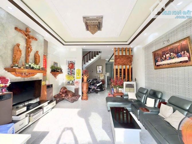 Bán nhà 1 trệt 2 lầu sổ riêng thổ cư p. Tân Hoà