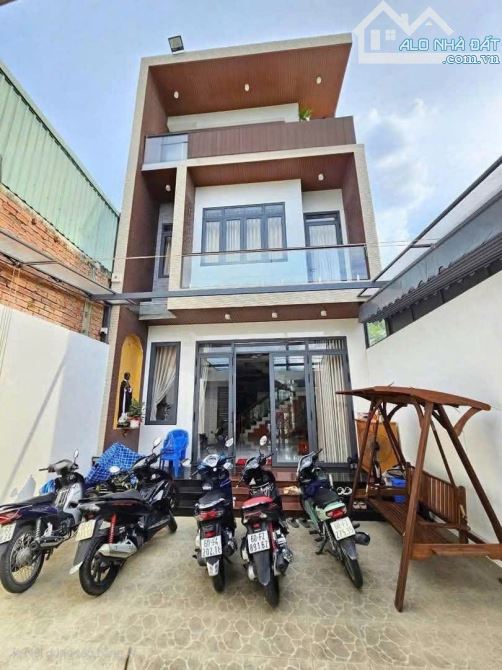 Bán nhà 1 trệt 3 lầu sổ riêng thổ cư p. Tân Biên