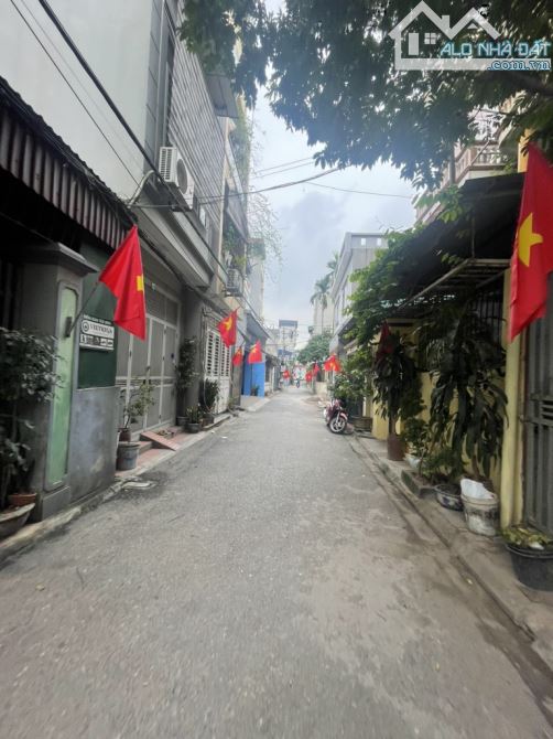 BÁN ĐẤT GIANG BIÊN 41M2, MT 3.3M, NGÕ THÔNG Ô TÔ TRÁNH, 7.2 TỶ.