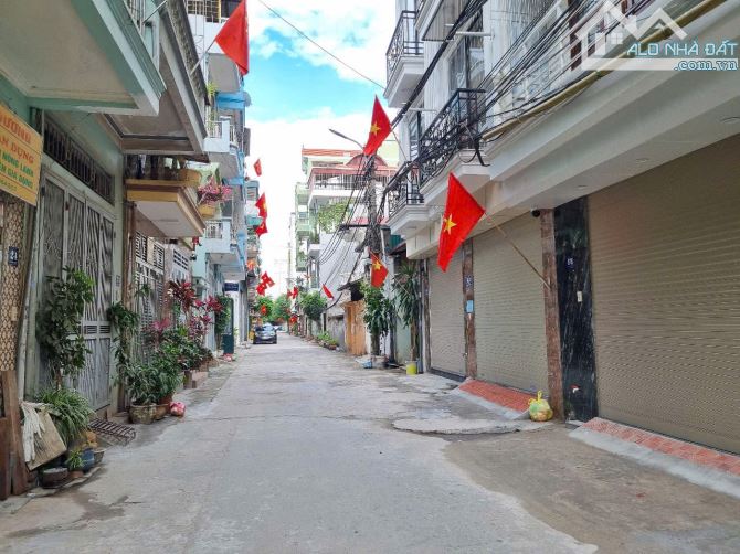 BÁN NHÀ 4 TẦNG PHÂN LÔ CÁN BỘ – TRUNG TÂM THANH TRÌ – Ô TÔ 7 CHỖ QUA NHÀ – CHỈ HƠN 7 TỶ  C