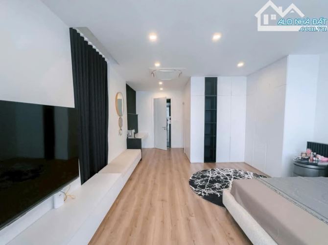 Đẳng cấp 8 tầng mặt Hồ 135 Đội Cấn, nội thất 5*, thang máy, vỉa hè đỉnh. Giá 32 tỷ