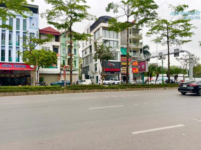 3 MẶT TIỀN, LÔ GÓC, PHÂN LÔ, MẶT PHỐ NGÔ GIA TỰ, LB, DT 90 M, GIÁ 24 TỶ 9, VỈA HÈ RỘNG, TT