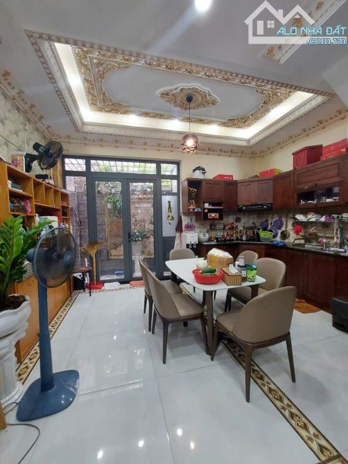 BÁN GẤP NHÀ MỚI XÂY.SHR.DT: 62 M2 4 TẦNG. CHỈ 7.45 TỶ. Đ HUỲNH TẤN PHÁT. KẾ PMH. QUẬN 7