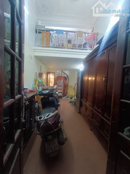 Cho thuê nhà Phố Giải Phóng 4 tầng x 30m2, 2 ngủ, 9 Triệu ở gđ, nhóm đi làm ít người