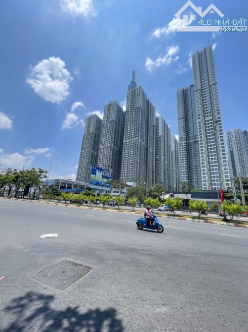 NGAY GAZ METRO TÂN CẢNG ,NHÀ 5 TẦNG ,G70M, HẺM 12M,CHỦ GẤP BÁN.