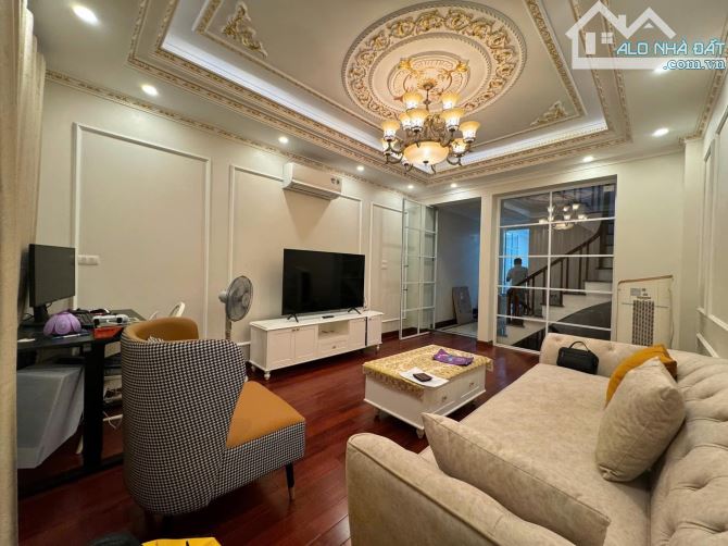 Bán nhà phố Thái Hà. Đống đa. Diện tích 50m2. 6 tầng. Mặt tiền 4,2m. Giá 19 tỷ