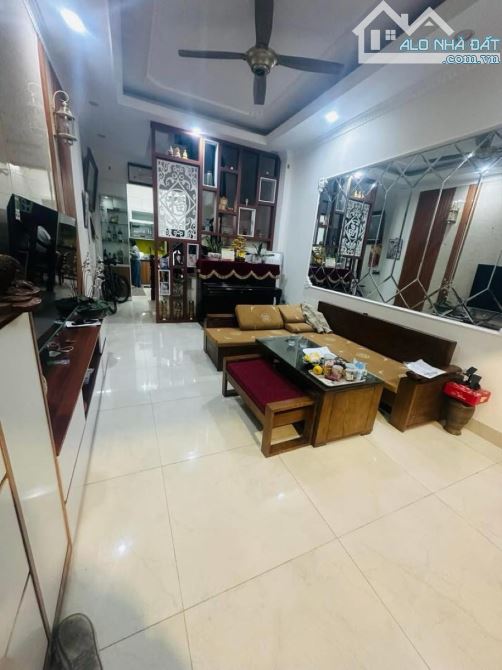 Bán nhà Phố Nguyên Hồng,Đống đa. Diện tích 52m. 6 Tầng. Mặt tiền 4,2m. Giá 19 tỷ