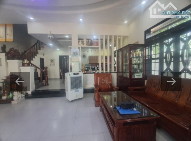 Biệt thự 3 tầng lô góc 7,5m. Dt 160m2, ngay bến xe.7,35 tỷ