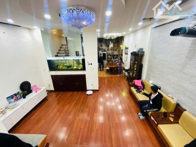 Bán nhà Phố Nguyễn Văn Tuyết,Đống đa. Diện tích 56m. 6 tầng. Mặt tiền 4,8m. Giá 20 tỷ.
