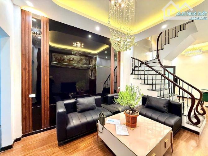 TRUNG TÂM HAI BÀ TRƯNG - BA BƯỚC RA ĐƯỜNG OTO- CHỢ TẤP NẬP NGÀY ĐÊM - NHÀ ĐẸP LUNG LINH