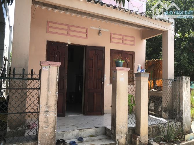Bán đất 2 mặt tiền có nhà c4 nhỏ xinh ngay chợ Phước Hải, dt 200m2,có 110 thổ cư, giá 3tỹ