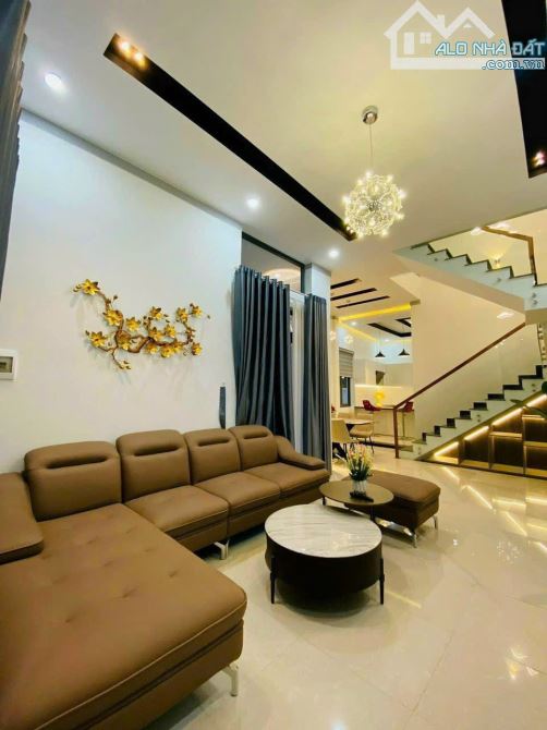 Nhà mê góc 2 mặt tiền kinh doanh Y Mol xây mới full nội thất