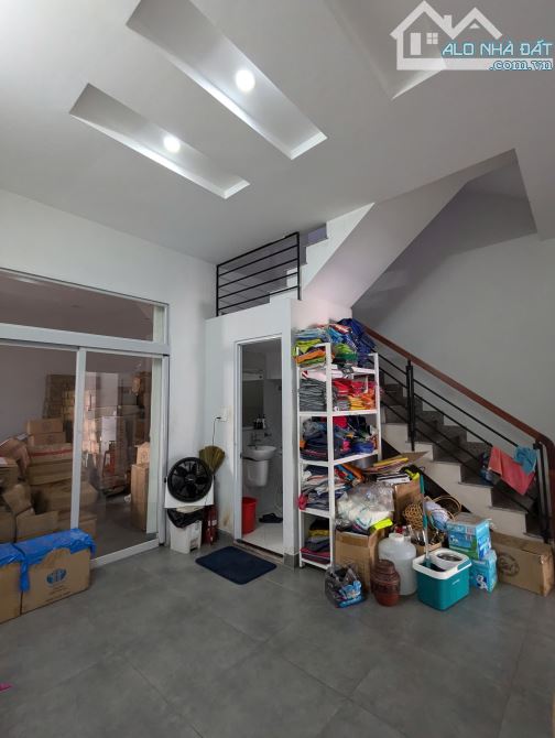 Bán 2 căn nhà liền kề mặt tiền đường Phường 7 Quận 8. Mặt tiền khu dân cư đông đúc, gần Ti