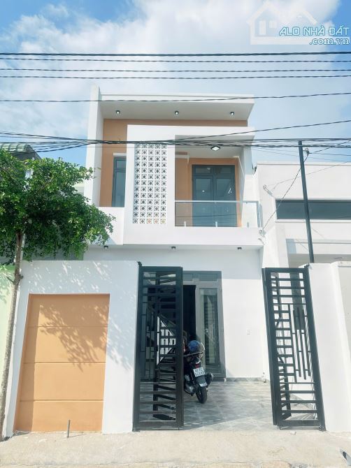 BÁN GẤP NHÀ 1 TRỆT 1 LẦU SỔ RIÊNG SẴN THỔ CƯ 100% NGAY CUỐI ĐƯỜNG ĐỒNG KHỞI