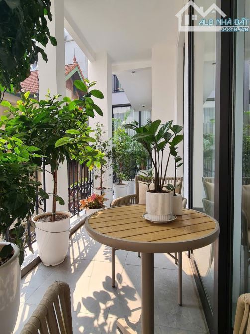 Bán tòa CHDV cao cấpTô Ngọc Vân,Tây Hồ,Lô góc, Gara ô tô 240m2 * 8 tầng ,MT 16m chỉ 175 tỷ