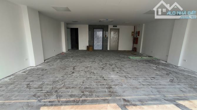 Cho thuê nhà 6 tầng thông sàn, có thang máy mặt phố 327 Phố Huế - Vị trí đắc địa cho Ngân