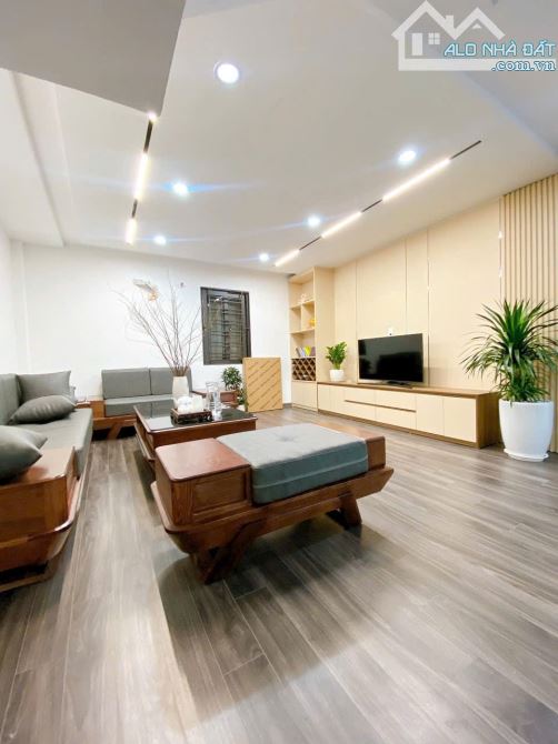 Bán nhà 4,5 tầng phố Hồ sen. Ô tô vào nhà