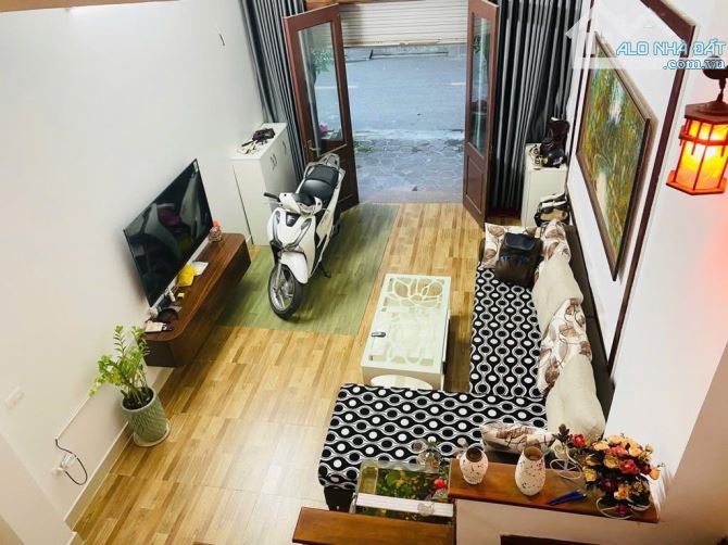 Nhà đẹp Dân Xây Tái Định Cư Giang Biên 42,5m mặt tiền 3,8m 4 tầng full nội thất 12 tỷ hiếm