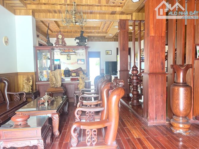 Bán biệt thự Đông Hoà, Dĩ An - 550m2 - giá 22.9 tỷ