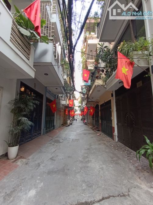 Bán căn phân lô 61 m2 phố Thái Hà - Đống Đa, Ô tô đỗ trước nhà ngày đêm