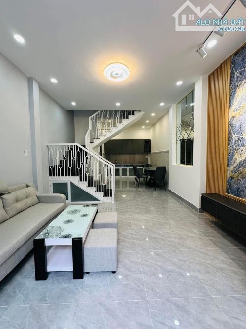 TÂN BÌNH, 40m2, Sát mặt tiền, trệt lầu, tặng nội thất, 3.x Tỷ