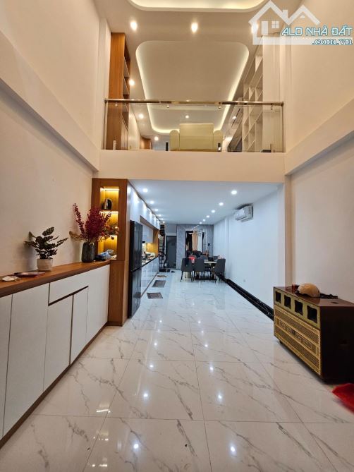 Nguyễn Văn Linh, Thạch bàn. View thoáng. Ô tô đỗ trước nhà