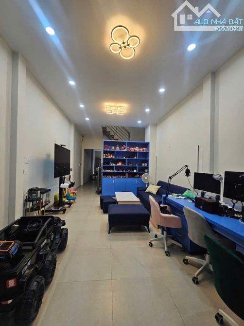 Hẻm xe hơi, 97m2, 4 tầng, nở hậu, nhỉnh 9 tỷ thương lượng, Lê Đức Thọ, Gò Vấp