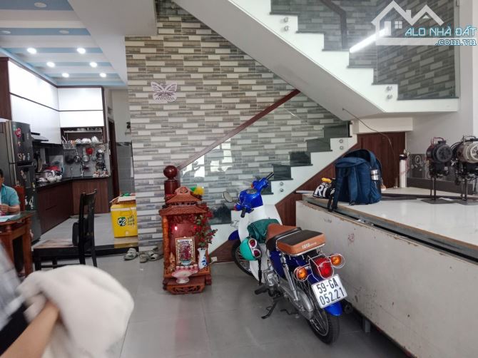 BÁN NHÀ 2 TẦNG ĐÚC Lửng . HIỆP THÀNH 17 QUẬN 12 GIÁ 4TỶ 150 thương lượng.