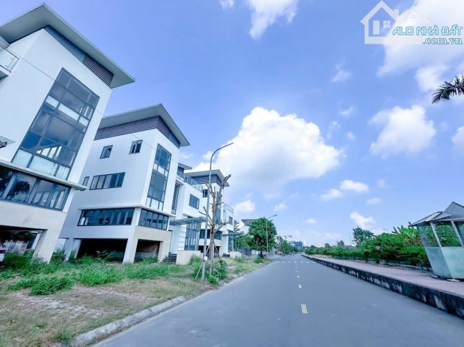 Bán căn biệt thự thô đơn lập Ưaterfroncity đường Võ Nguyên Giáp - DT 264m - Hướng Đông Nam