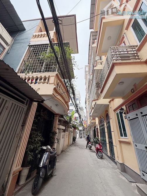 Bán nhà Cầu Giấy gấp,chủ nhà đang cần bán nhanh, nhà 55m2, ôtô qua vào nhà.13,9T còn 13T