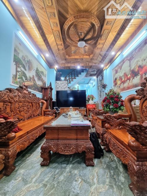 Bán nhà 3 Tấm ĐẸP Dĩ An,nội thất toàn Gõ Đỏ xìn xò con bò,nhà dành cho ĐẠI GIA