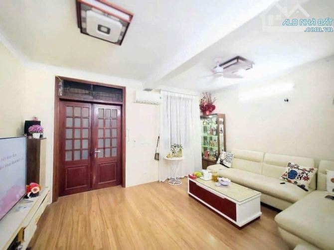 Duy nhất 1 căn dân xây Đê La Thành Đống Đa 50m 4T vuông đẹp nở hậu 7.5 tỷ