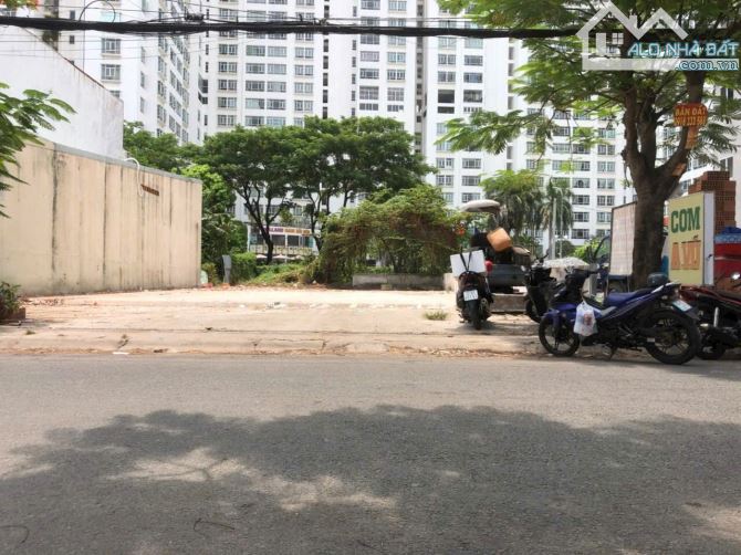 Bán lô đất xây CHDV 6 tầng ngay Lotte Q7. DT 12.5x24m. Giá 120tr/m2
