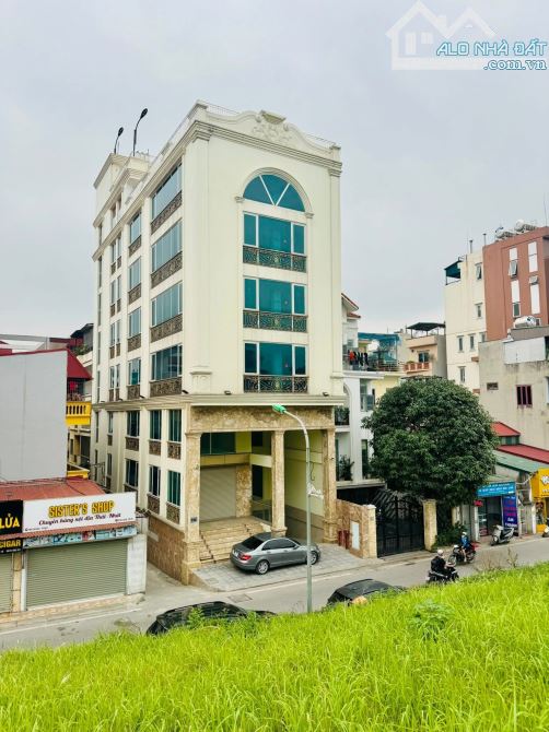 BÁN TOÀ VĂN PHÒNG MẶT PHỐ NGỌC THUỴ 240m2 - 8T THANG MÁY - MT 8.6m - 68 TỶ - LÔ GÓC - KD