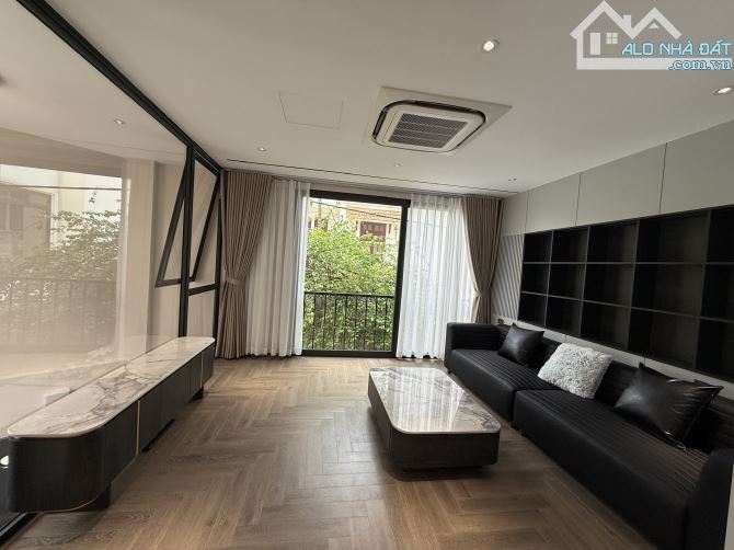 Siêu phẩm chân dài 2 mặt thoáng đường ô tô vào nhà ngõ Phố Bồ Đề DT 42m2 . Giá 14.8 tỷ - 10