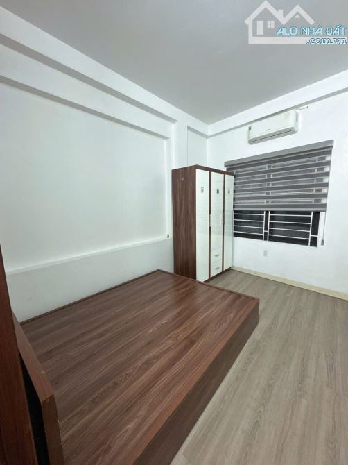 DÂN XÂY CHẮC CHẮN -BÁN GẤP NHÀ PHỐ TRẠM 40M2- Ô TÔ ĐỖ CỔNG - FULL NỘI THẤT 6.X TỶ - 1