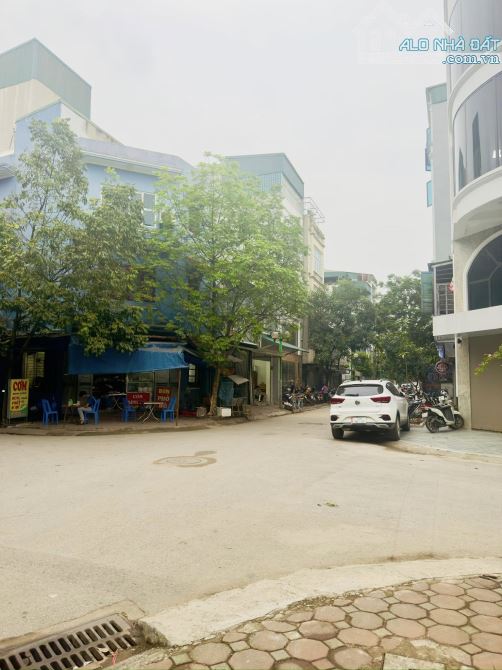 BÁN NHÀ TÂY NAM LINH ĐÀM . PHÂN LÔ VỈA HÈ . 18 TỶ. NHÀ 2 TẦNG . MT 5 M - 1