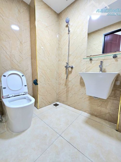 NGÔI NHÀ (ĐANG HOT NHẤT LÚC NÀY)GẦN CV HÒA BÌNH NHÀ,33,4m²/5 tầng/4,4m mt,thang máy xịn sò - 1